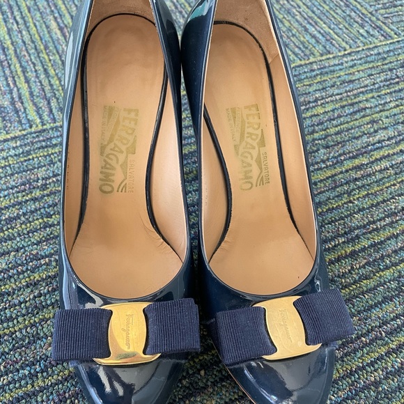 Salvatore Ferragamo Tina Pump with patent leather - Picture 3 of 8